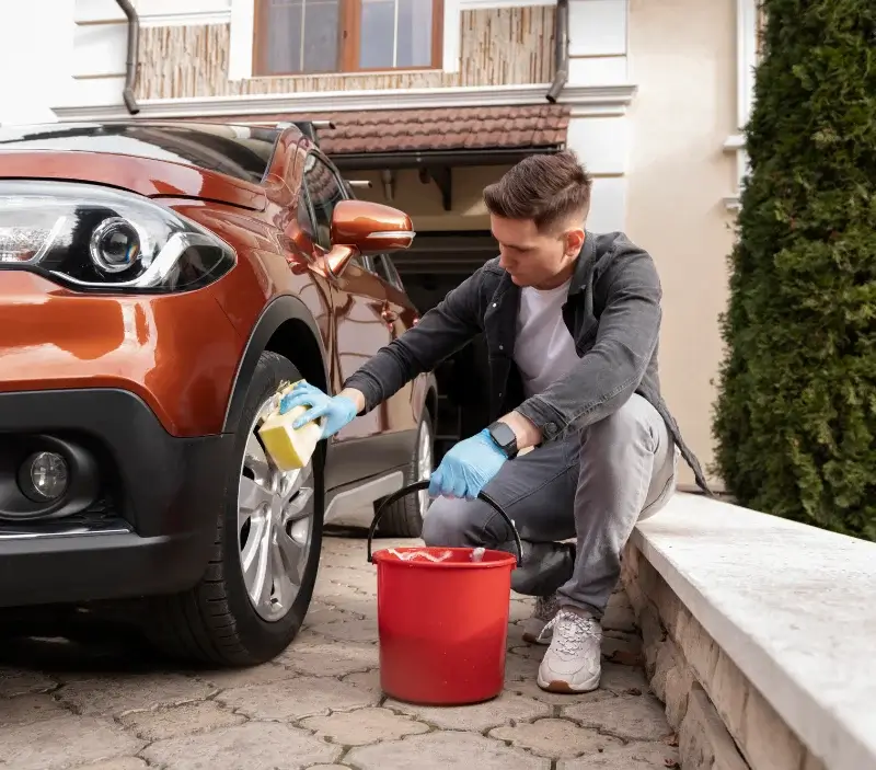 Lavage auto à domicile Lagrave : professionnel intervenant sur un véhicule